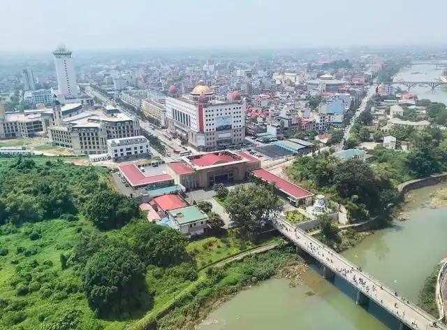 中越边境的界河两岸,中国一侧高楼大厦,越南一侧全是荒地