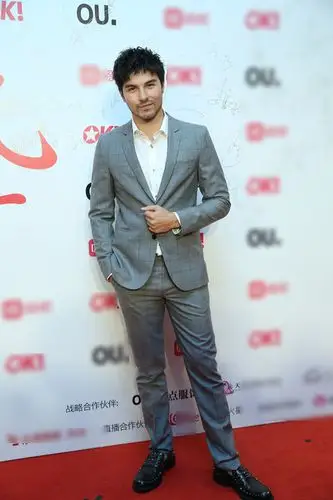 凤小岳胡须造型亮相活动"复仇王子"进军国际荧幕