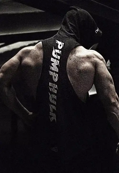 这个健身房休息室仿佛是健体赛场的后台,肌肉一个不输一个!