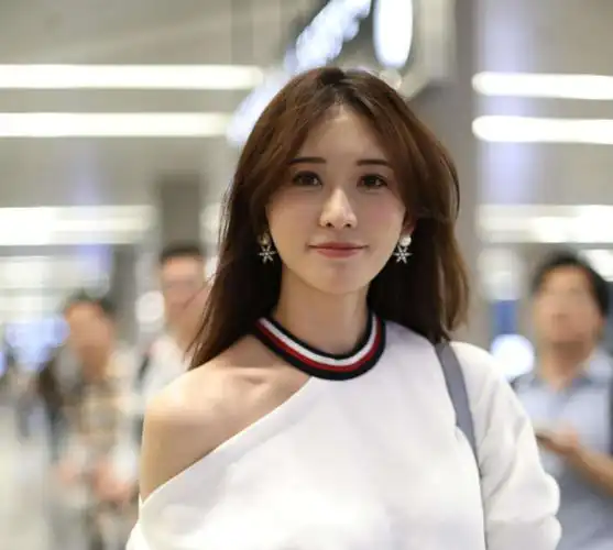 以后的林志玲,在穿衣打扮上就已经非常接近日系了,中分放下来的刘海