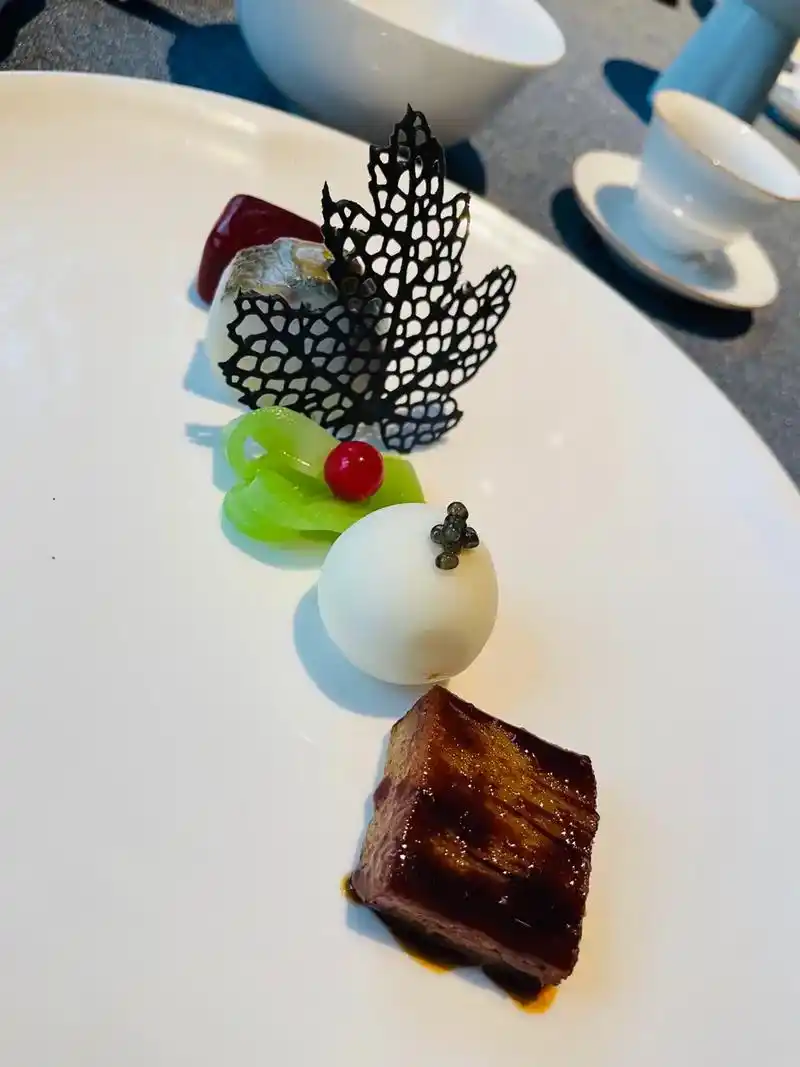 冷菜拼盘(烤松板肉,百合做的球裹 - 抖音