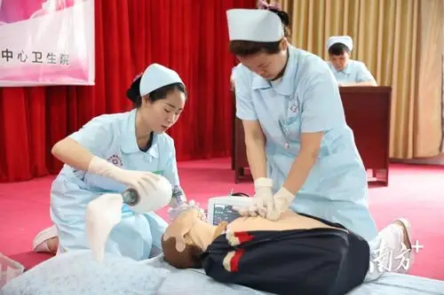 "双人心肺复苏"操作技能竞赛现场.