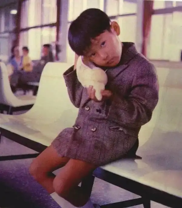 母亲生下阿哲和弟弟两个男孩,父亲是一名牧师,所以小时候的张信哲是在