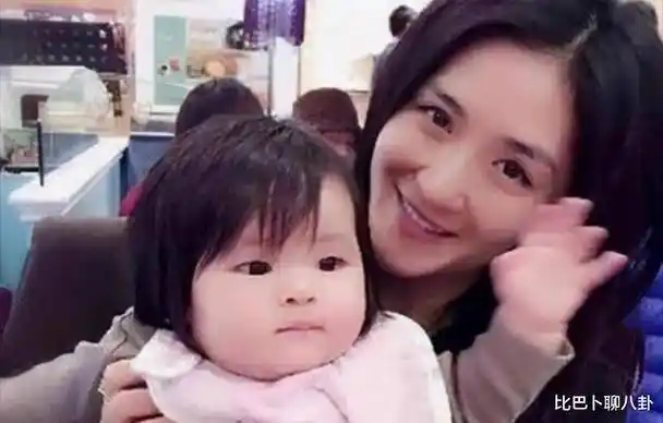 谢娜双胞胎女儿正面照首曝光,为何网友看后纷纷调侃:基因可太公平了?