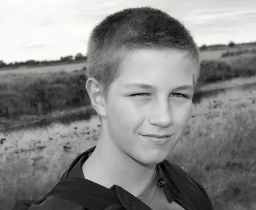 孩子眯眼还在无所谓请别再忽视孩子的这个习惯