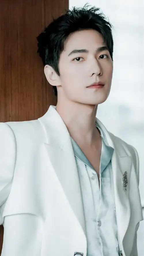 在周一的下午送来好清新好帅气的眼球福利#杨洋一身白西装出席成都