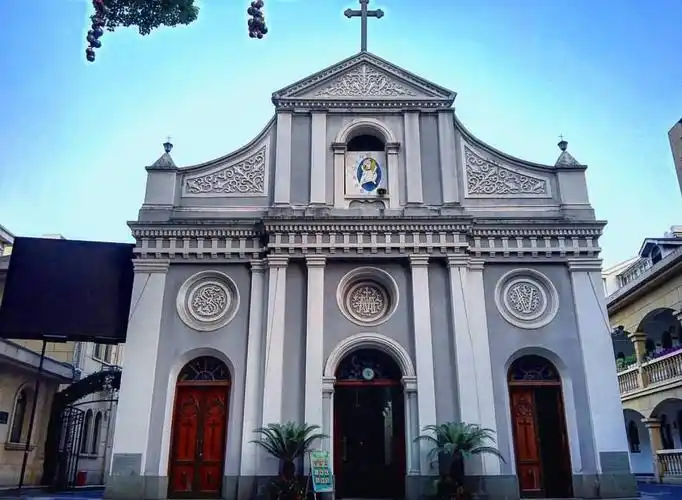 杭州中山北路415号坐落了一座这样的天主教堂,名为无原罪圣母堂,迄今