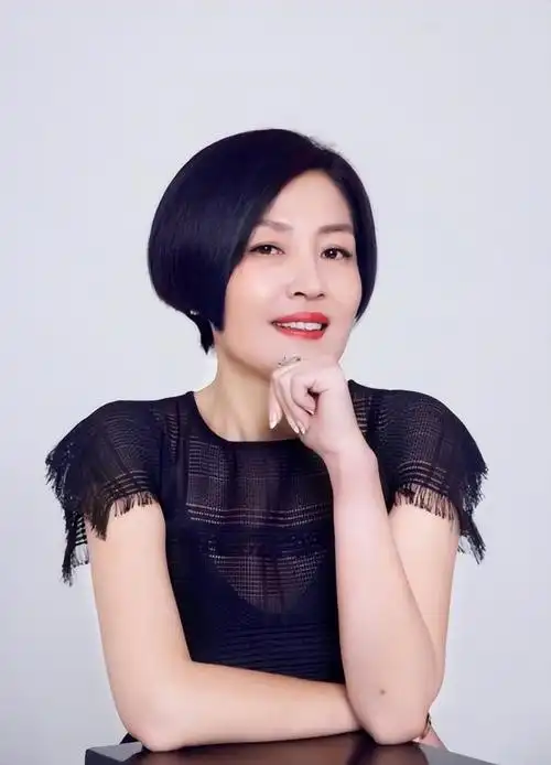 哈文发型百变,优雅气质突出