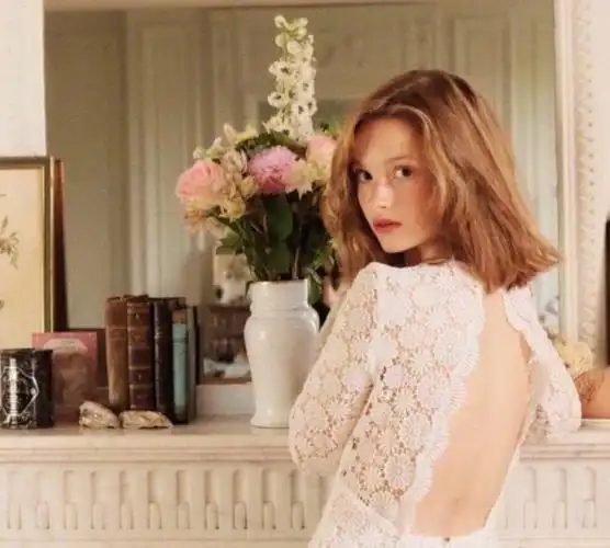 法国女人时尚优雅大法4式:比起女汉子,女人味形态更高级