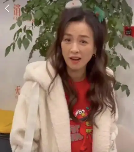 无美颜滤镜的张庭,没之前的显年轻,但这状态比董洁还是好很多啊