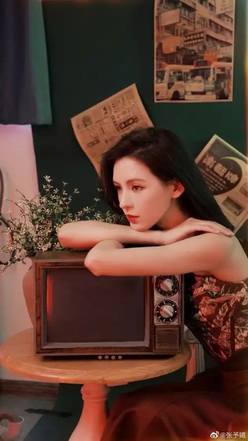 吊带裙完美展现锁骨和腰身,氛围感直接拉满了#张予曦吊带裙九宫格