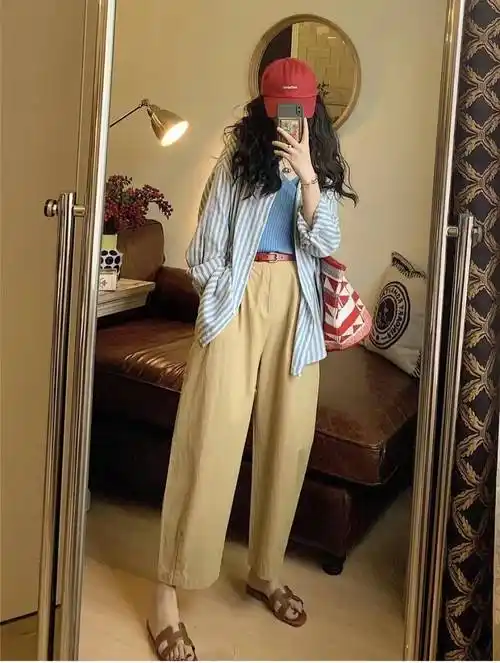 卡其色裤子搭配什么颜色上衣和鞋子好看