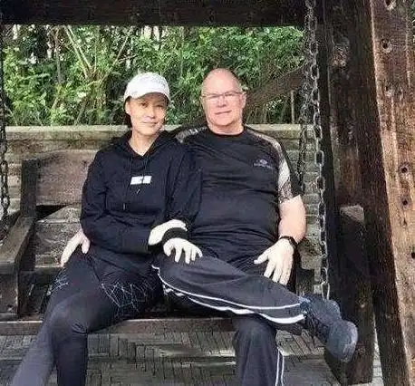 邬君梅近照肤白貌美,结婚20年很幸福,老外丈夫把她宠得像公主