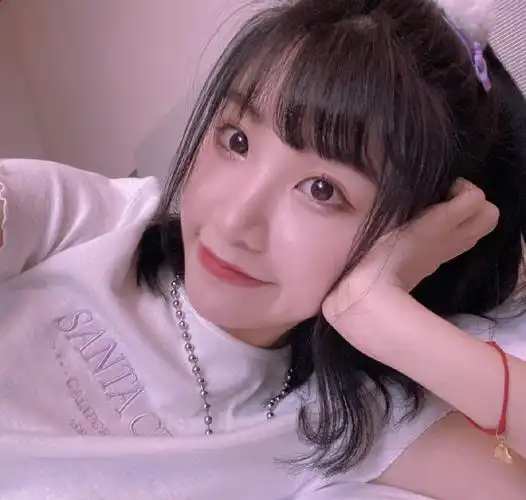 简介:张馨文甜美可爱自拍照图片,分享一组张馨文图片给大家,图中的