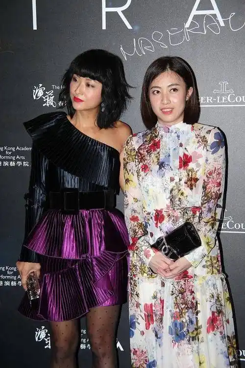 甘比原来这么有气质,连土味印花裙都穿出贵妇范,一点也不摆阔_连衣裙