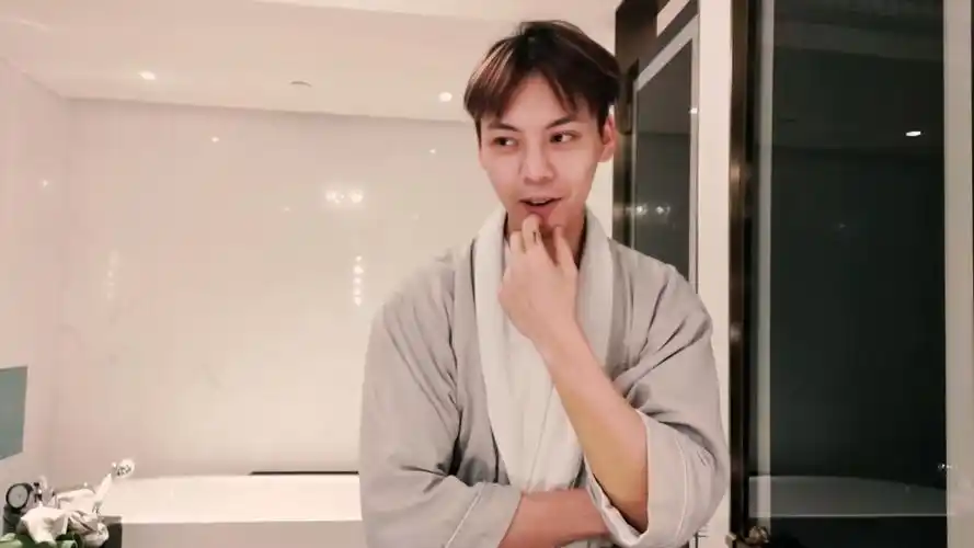 陈伟霆好a一男的,自己动手剪寸头,这是要抢tony老师的饭碗吗