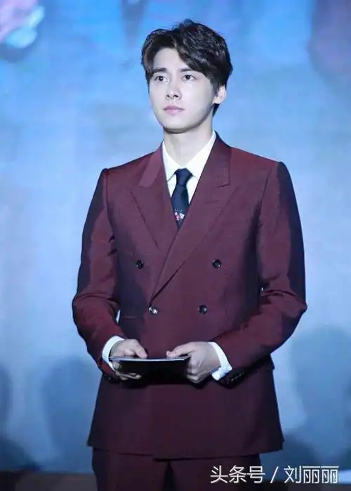 李易峰的新发型,为什么那么帅三七分很适合他的脸型,看上去帅的掉渣