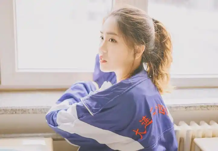 马尾辫校服美女青春撩人写真图片