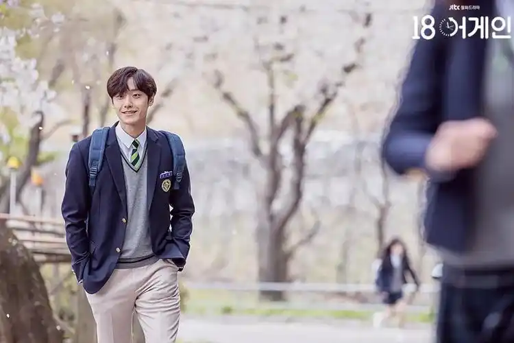 韩剧重返18岁以少有的父亲视角重回18岁的纠结情感引共鸣