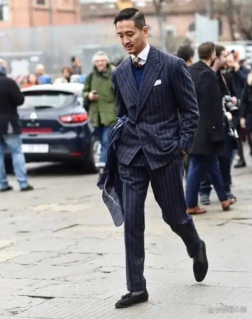 与运动鞋混搭打造潮流的风格,让西装的造型变得休闲时髦化,一开始尝试