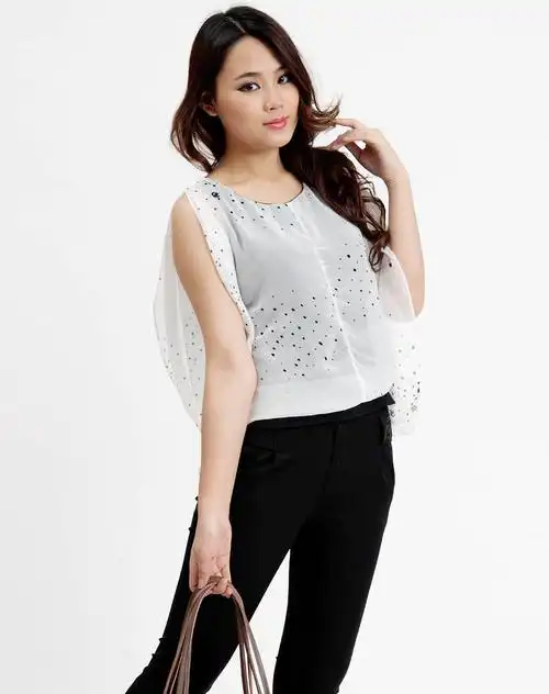 白底黑花时尚轻盈圆领上衣