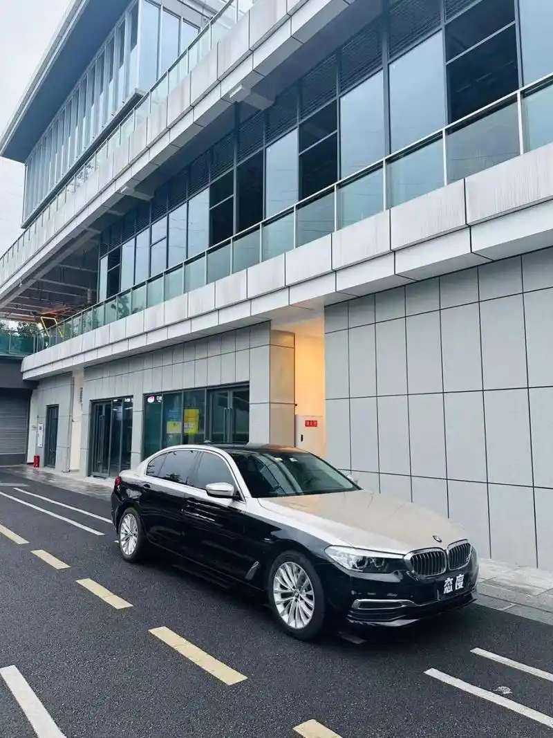 宝马5系双拼色.宝马,不仅仅是一辆车,更是一种生活态度.