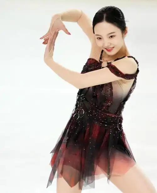 近日,日本体育媒体放出一组日本花滑女神本田真凛的照片