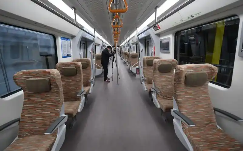 列车上安装了独立座椅,方便换乘大兴机场线的航空旅客携带大件行李.