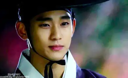来自星星的你# #金秀贤# 彩虹帽都敏俊 韩服很合适的秀贤xi