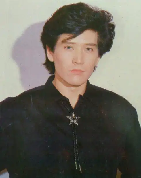 费翔年轻时照片,当年让无数少女痴迷,58岁终于说出单身的原因!