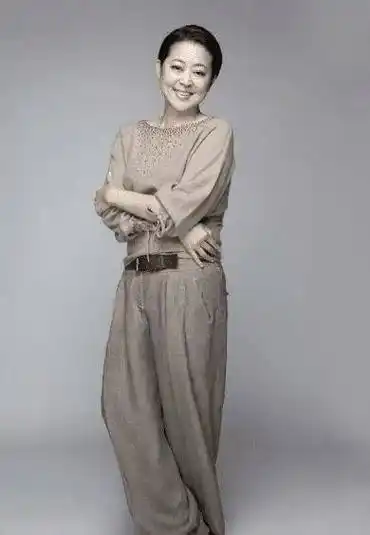 倪萍瘦身后真时髦,衬衫配风衣一身潮牌好洋气,四方墨镜时髦爆_版型