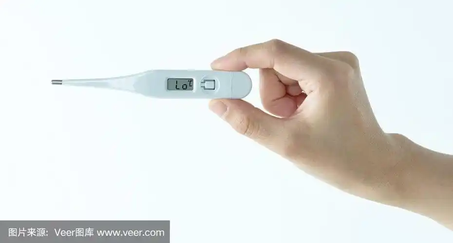 女人手拿温度计在白色的背景