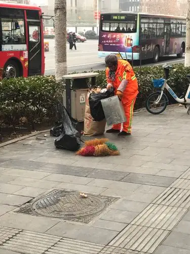 环卫工人清扫垃圾及落叶