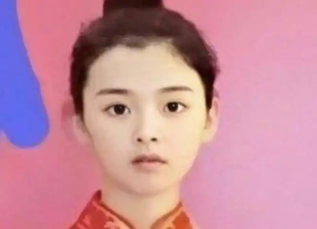 加上一张脸又那么有辨识度,看来杨超越素人时期就能c位出道了