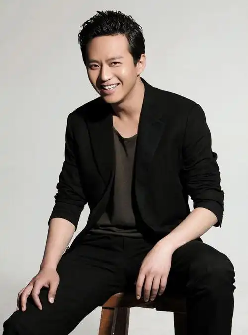 其父母多方打听,带着家当到广东找邓超.见到父母,邓超扭头就走.