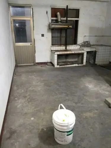 厨房脏的让人作呕,装修也特别简陋,这装修应该有80年了吧,橱柜还是砖