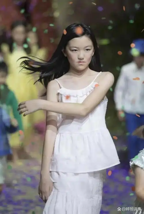 王菲与小女儿李嫣合照曝光,为她庆18岁生日,嘴唇无痕迹美到了!