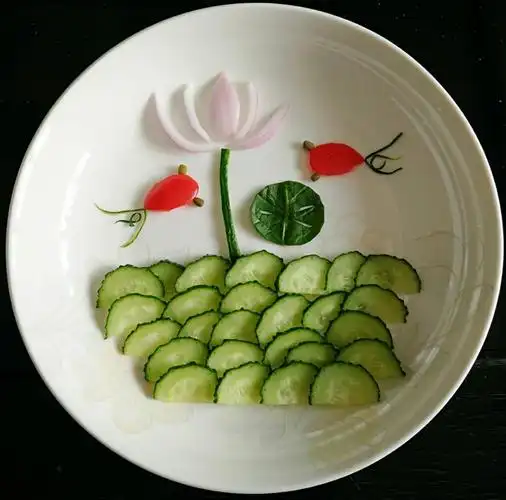 中一班的蔬菜拼盘体验课