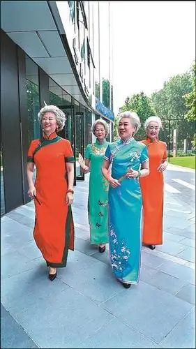 教授高管退休当模特 网友:向奶奶们学习