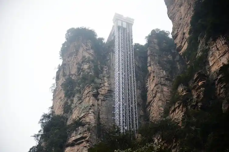 天梯的建成实现了"山上游,山下住"的目标,直达张家界核心景区袁家界