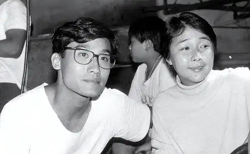 拒写"悔过书"遭封杀,无戏可拍后沦落到摆地摊_江嘉年_妻子_演艺事业