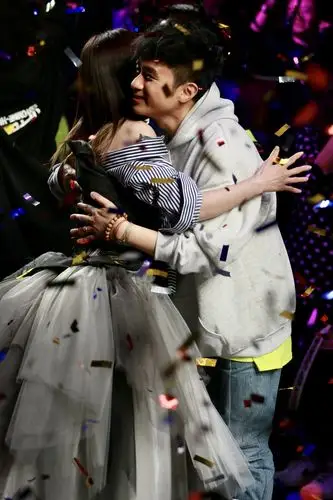 37岁秦岚助阵46岁古巨基时装展,她的小蛮腰太抢眼了