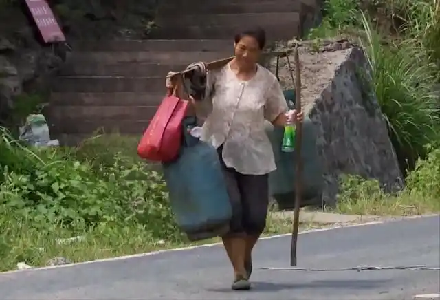 讲述的是一位女挑夫的励志故事,她用自己的双肩挑起了整个家庭的重担