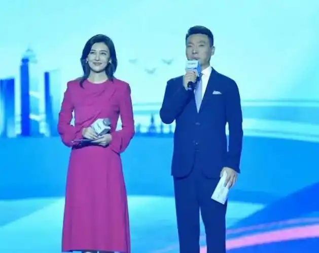 李红:赴山东和康辉主持大型晚会,不输董卿气场强大满满一姐范儿