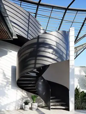 工业风生态别墅室外旋转楼梯