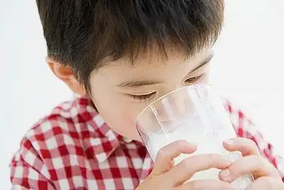 宝宝喝水要看季节