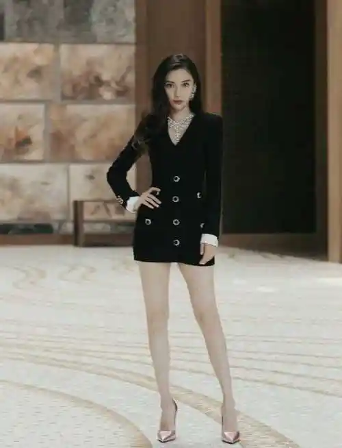 原创angelababy杨颖虽身材纤细但穿修身毛衣配短裤凹凸感很出众