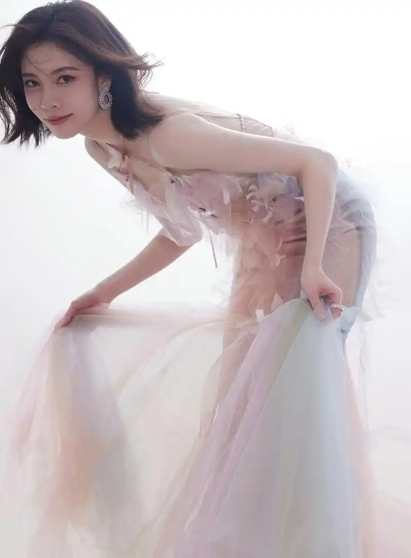 宋妍霏这身淡粉渐变色礼服长裙,薄纱绑带设计甜美浪漫,鱼尾造型展现