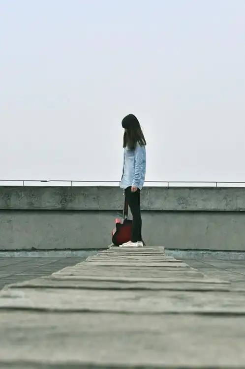 少量唯美的孤单行走在路上意境图片素材