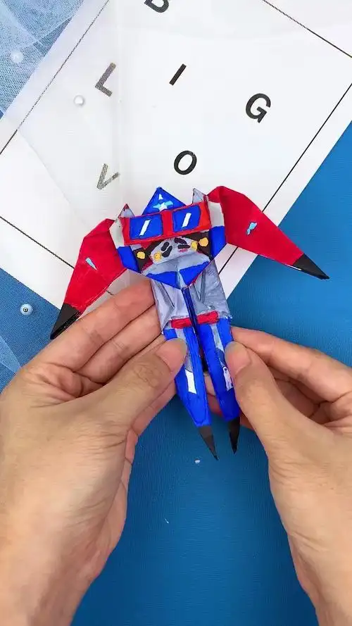 蓝色折纸变形金刚飞机